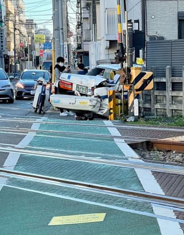 踏切で電車とタクシー衝突、東京　運転手けが、東急大井町線