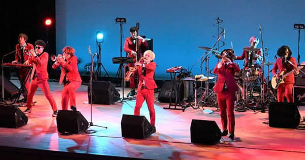 人気占い師ゲッターズ飯田とジャズバンド「Calmera」がコラボ　異色のステージ