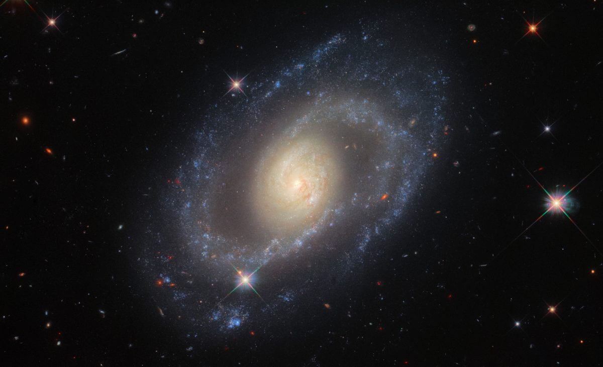 ハッブル宇宙望遠鏡が撮影、柔らかに渦巻く“おとめ座”の渦巻銀河