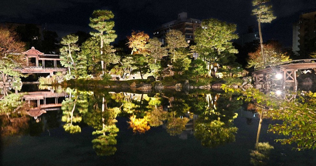 水面に映るモミジ鮮やか　東本願寺の渉成園、初の夜間無料公開