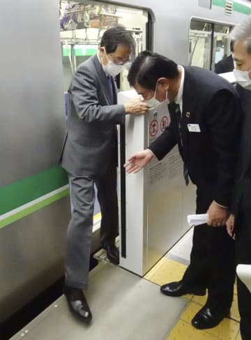 国交相、列車の安全対策視察　東京メトロ模擬駅