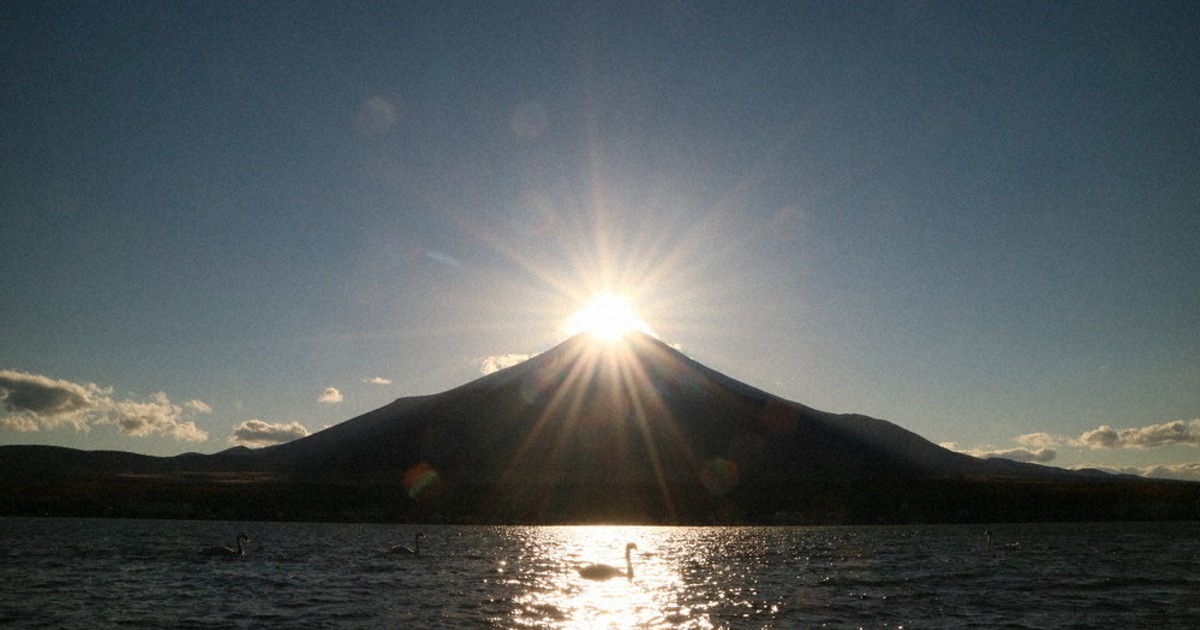 山頂に∞カラットの輝き　山梨・山中湖でダイヤモンド富士シーズン