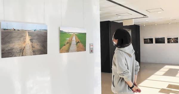 津波被災地の「直線」切り取る　仙台沿岸部の復興収めた写真展