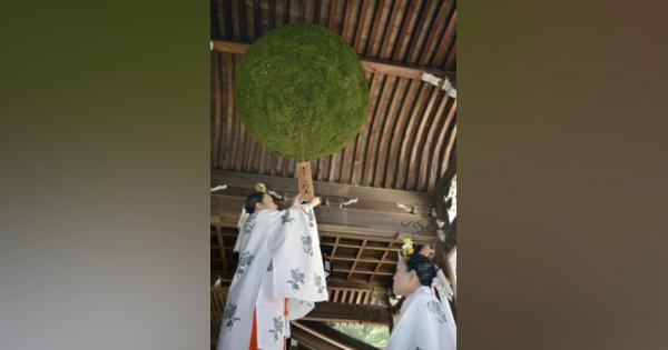 美酒祈願で大杉玉掛け替え、奈良　大神神社の拝殿