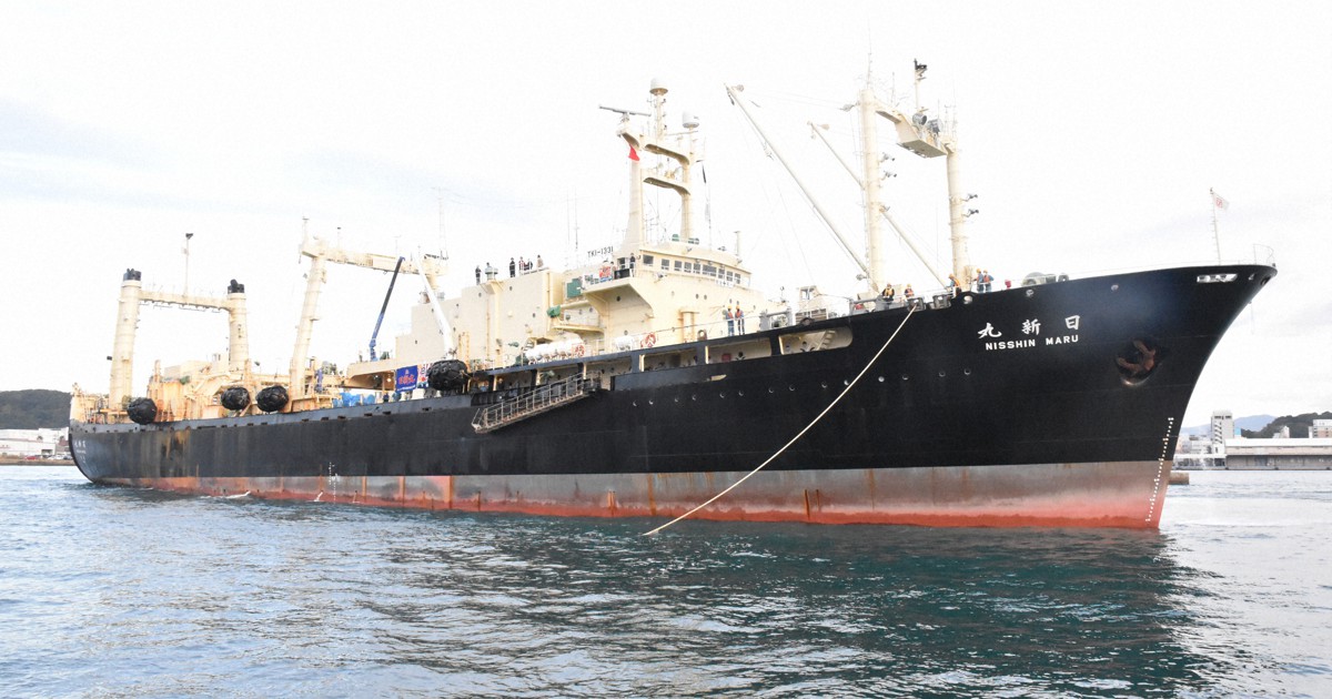 捕鯨船団の母船「日新丸」が下関に入港　イワシクジラ生肉を荷揚げ