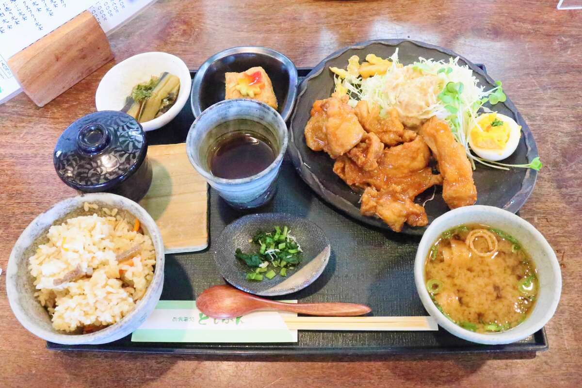 自家製コメと野菜でボリューム満点の日替わり定食　京都・亀岡の定食店