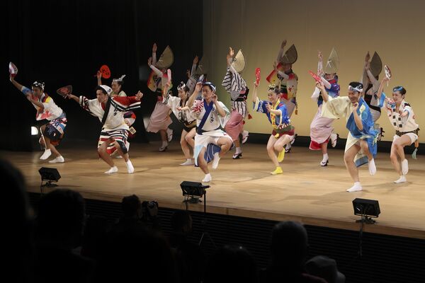 迫力の乱舞披露　阿波市で県阿波踊り協会巡回公演