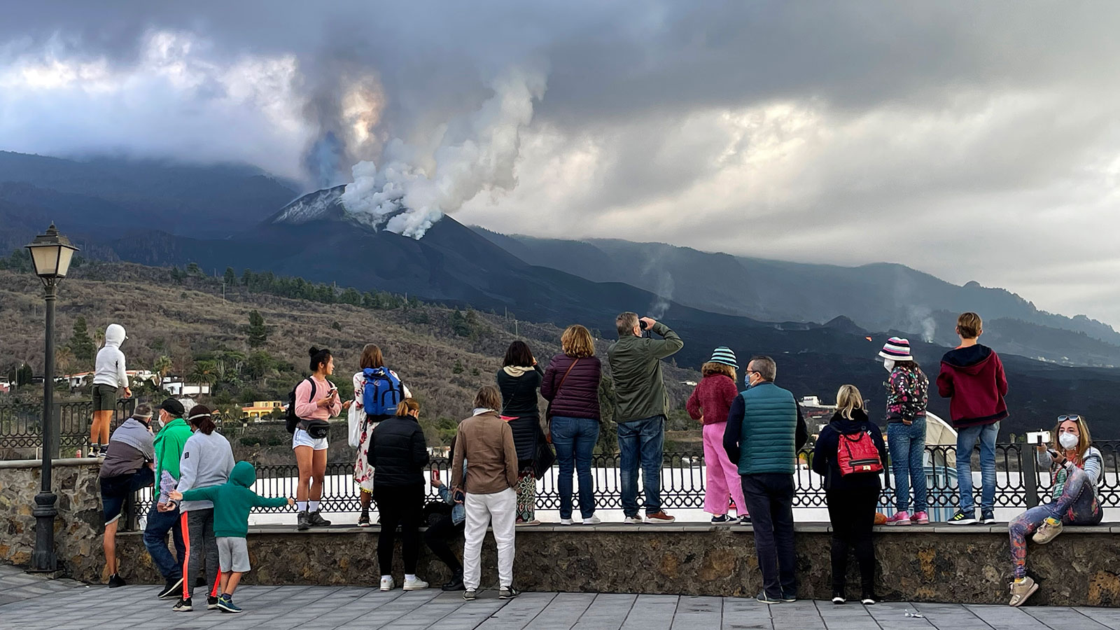 50年ぶりに火山が噴火したラパルマ島で「火山ツーリズム」が大盛況 | 被害者に不謹慎？　復興支援の一環？