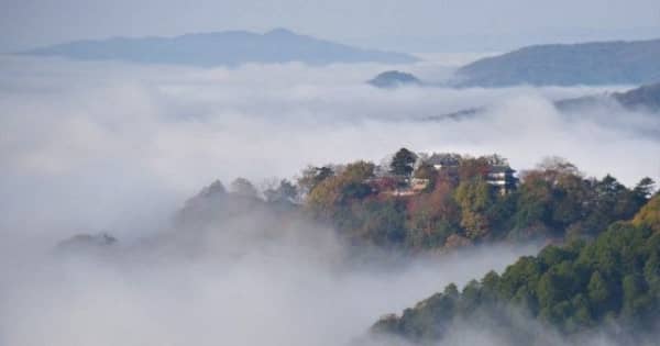 白波に浮かぶ“天空の山城”　吉備高原は雲海シーズン