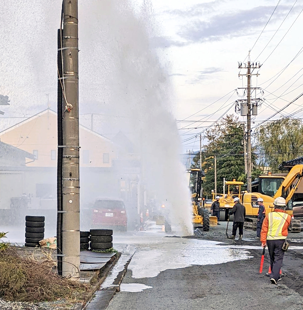福井市街地で消火栓破損、水吹き上がる　水道管ふさぐ対応で51世帯が一時断水
