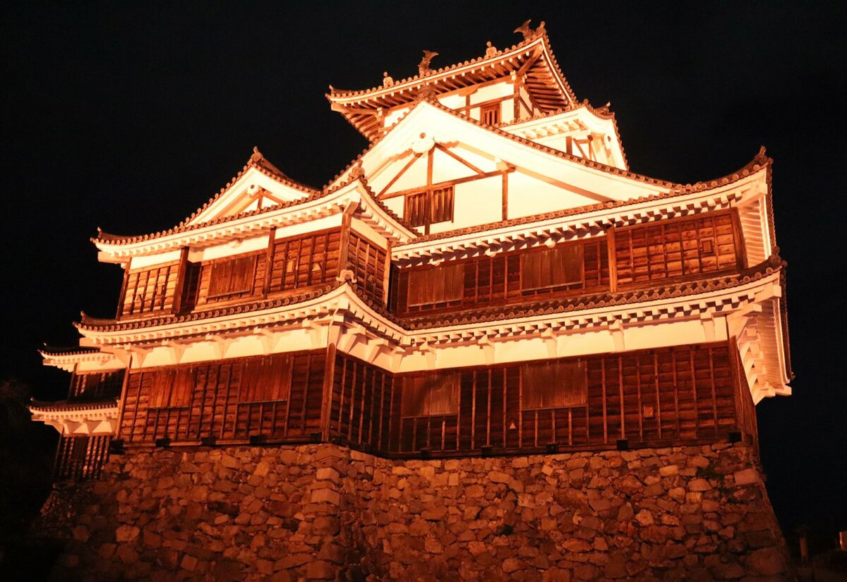 児童虐待なくそう　京都・福知山城がオレンジ色にライトアップ