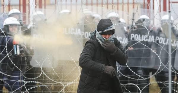 ポーランド部隊、石投げる移民に催涙ガスなどで対応　ベラルーシ国境
