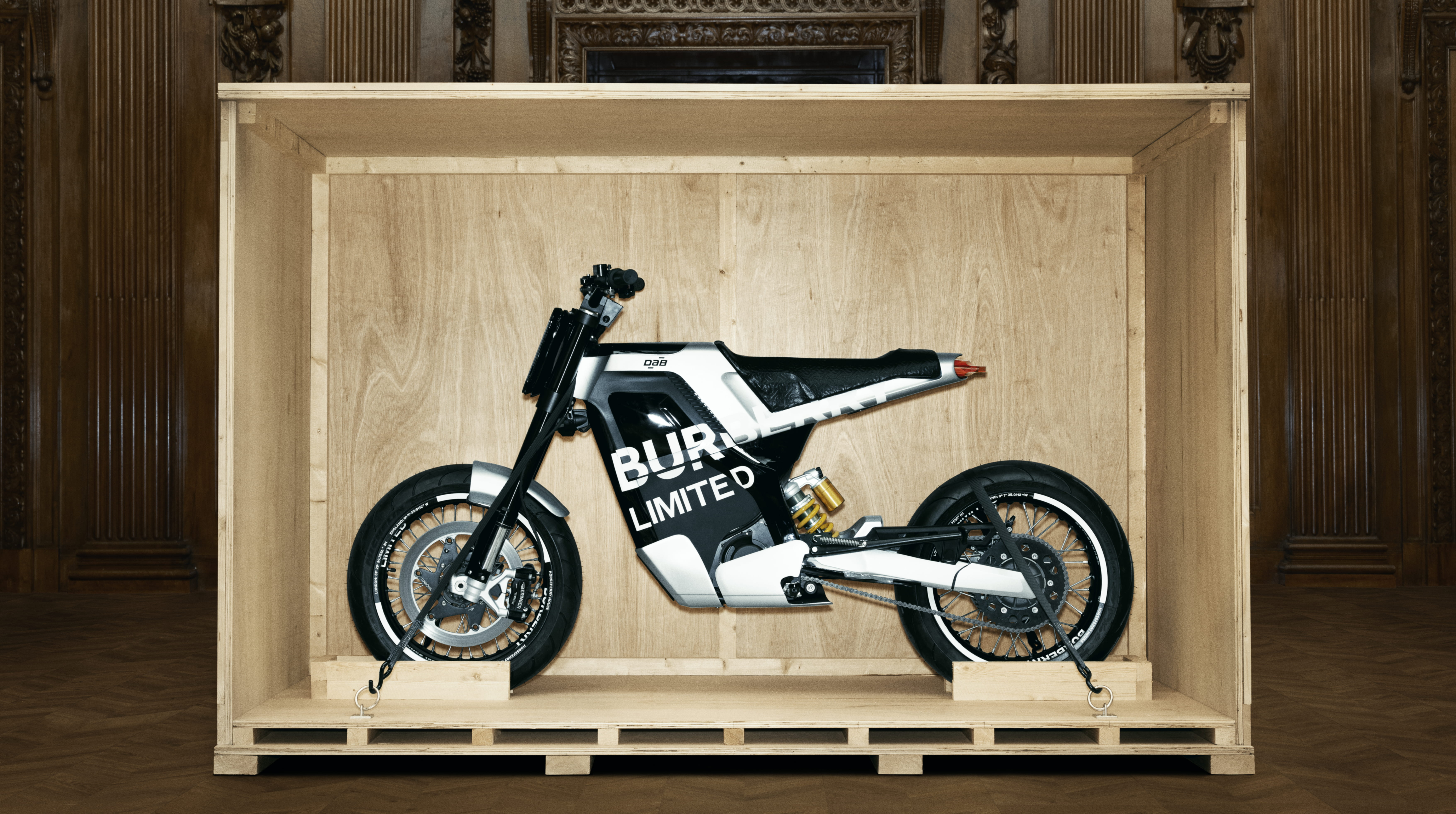 バーバリーが電動バイクを数量限定発売！DAB Motorsとコラボレーション