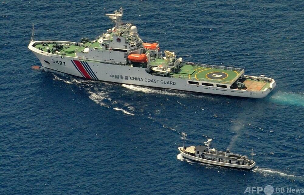 中国海警船、南シナ海でフィリピン船に放水銃 比外相