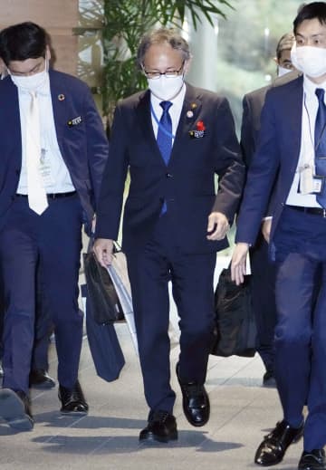 首相、沖縄知事と初会談　振興予算、3千億台要請