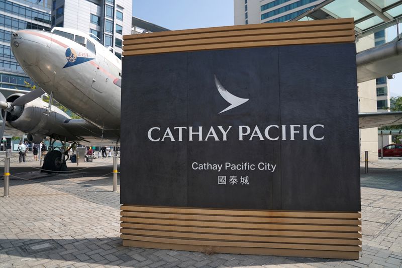 香港キャセイ航空、海外経由地でコロナ感染のパイロット解雇