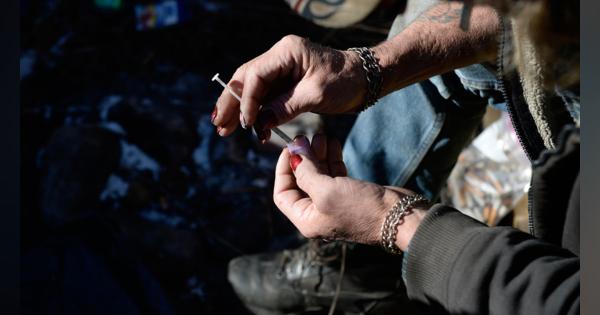 薬物過剰摂取による死亡者急増に、バイデン政権がタブーを破る | 議論が続く「注射針配布」に「注射部屋」