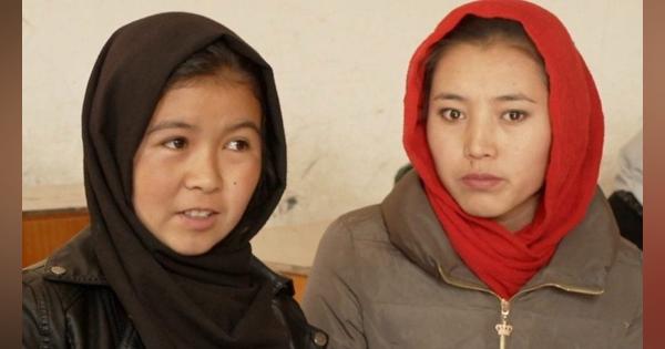タリバン政権下で学校に行く少女たち　アフガニスタン