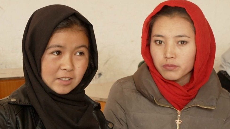 タリバン政権下で学校に行く少女たち　アフガニスタン