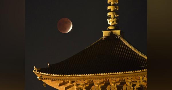 【月食】京都・東寺五重塔の上空に浮かぶ「ほぼ皆既月食」　97・8％欠けた赤い満月