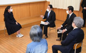 首相「地方にデジタル潜在力」　松山の高校生と車座対話
