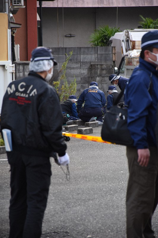 男性「知人に胸刺された」　犯人逃走、殺人未遂容疑で捜査　東大阪