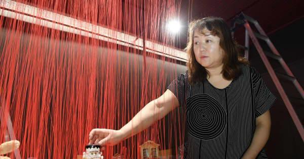 現代美術家の塩田千春さん　首里城と市民　赤い糸で「希望」つなぐ　12月那覇で企画展