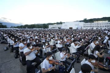 管弦楽、青少年1万2千人が演奏　ベネズエラ、ギネス登録