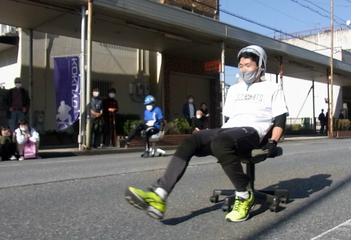 事務椅子で商店街「疾走」スピード競う　滋賀・彦根で「いす－1GP」