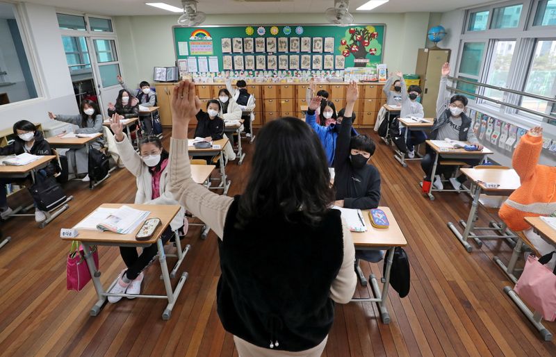 韓国、学校の対面授業を全面再開　コロナ新規感染者は高止まり