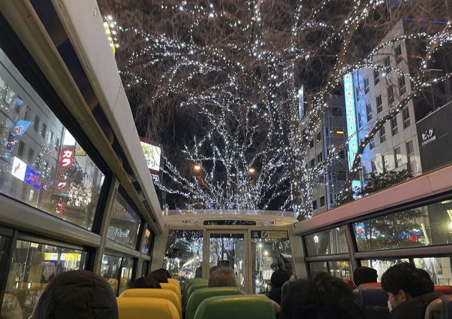 輝くイルミネーションと寒さ楽しんで　札幌　クリスマスに屋根なしバスツアー