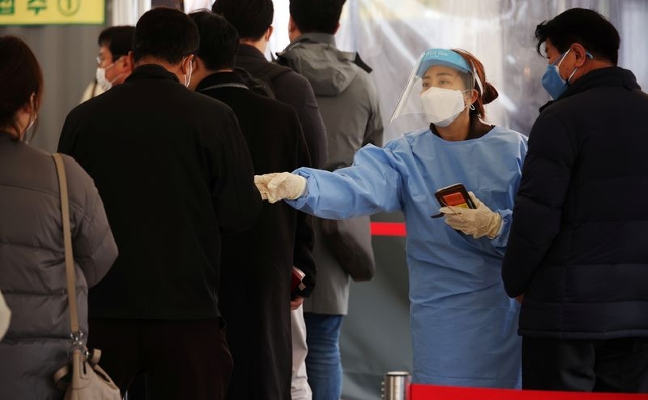 韓国、1日当たりのコロナ新規感染者が4116人　過去最多 - ロイター