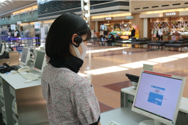 ANA、空港スタッフのコミュニケーションにヒアラブル端末「BONX」を導入！