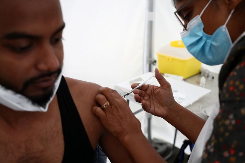 仏、コロナワクチン追加接種対象を全成人に拡大　第5波抑制へ