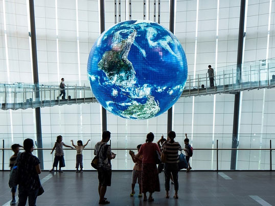 巨大な球形ディスプレイ「ジオ・コスモス」の内部を初公開　日本科学未来館が27日から