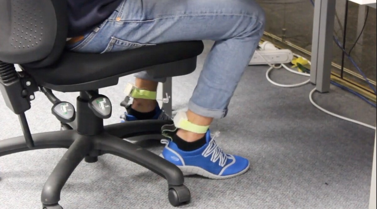デスクワーク中の貧乏ゆすりでストレスを計測する靴型デバイス　足の向きや動き、圧力から判断