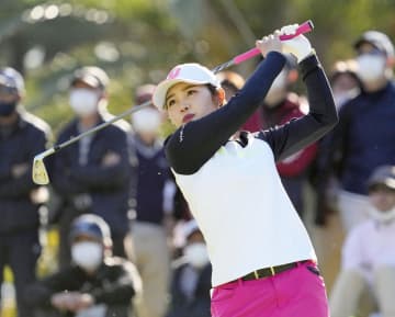 女子ゴルフ、古江彩佳が首位維持　リコー杯第2日、稲見萌寧23位