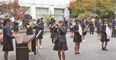 学校の中庭でコンサート　熊野高校吹奏楽部