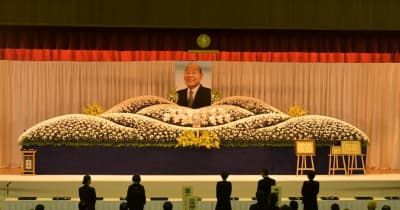 藤島元茨城県議会議長に別れ　潮来で合同葬、1300人参列