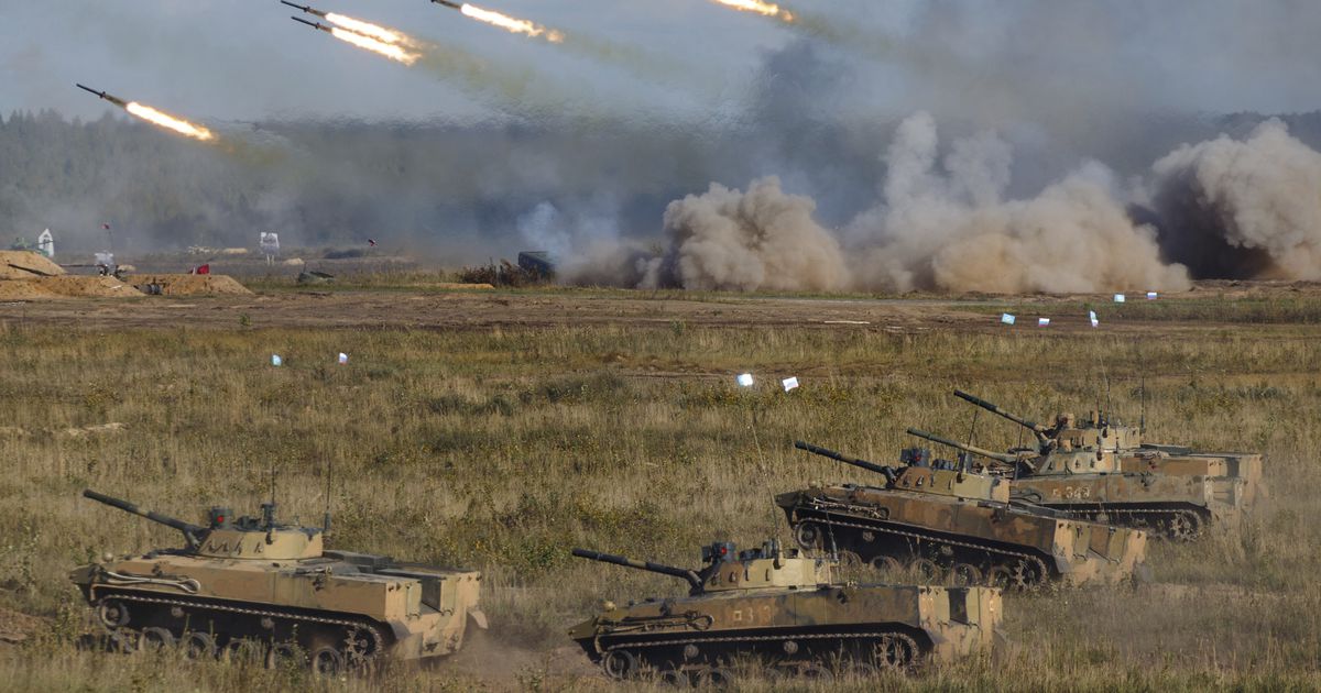 露、ウクライナ国境に９万人部隊　侵攻を計画か