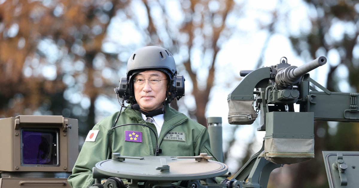 岸田首相、ヘルメット姿で陸自戦車に試乗　朝霞駐屯地で観閲式出席
