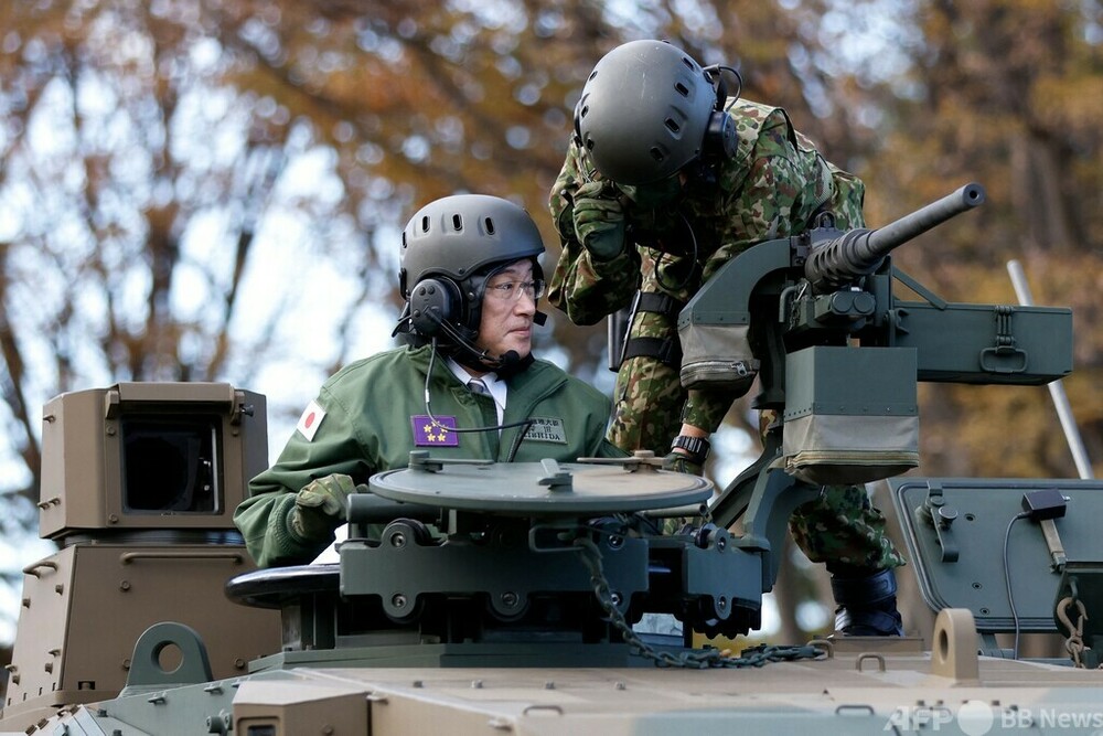 岸田首相、陸自観閲式で戦車に試乗