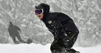初滑り　新雪に歓声　青森県内トップを切って今季の営業開始／八甲田国際スキー場
