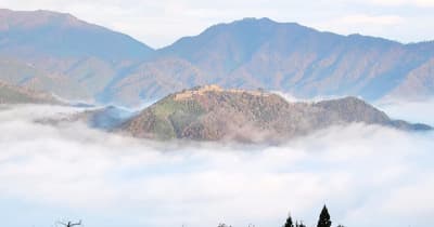 朝霧にそびえる天空の城　兵庫・竹田城跡で雲海