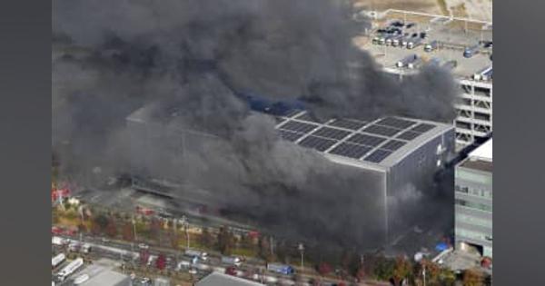 大阪の日立物流倉庫で火災　2万平方メートル焼ける
