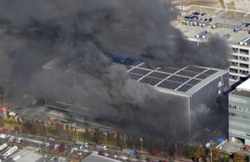 大阪の日立物流倉庫で火災　2万平方メートル焼ける