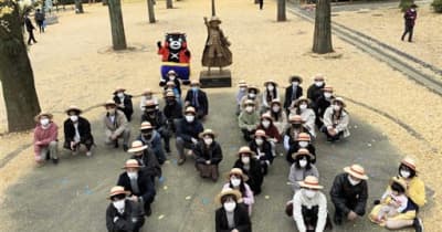ルフィ像「祝」３周年、ファン40人が人文字　熊本県庁