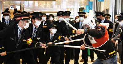 “千葉駅に刃物男”現れたら　JR東日本、千葉県警が対応訓練　護身術も学ぶ