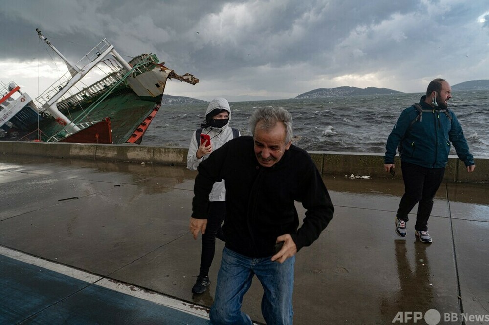 強風で4人死亡 ボスポラス海峡の航行停止 トルコ