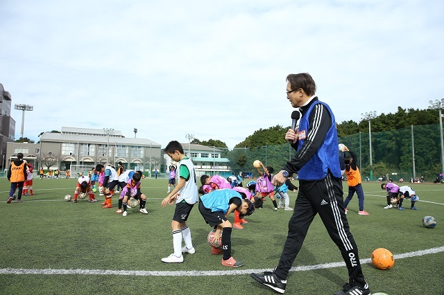 釜本邦茂氏が、小学生を熱血指導！　「KAMAMOTO Football Festival in 静岡」レポート